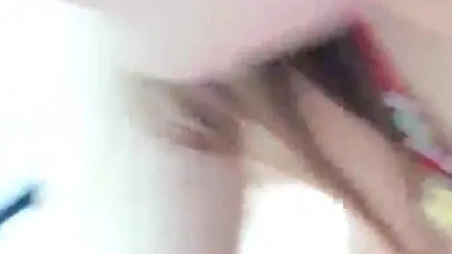 Dame sexy, je suis votre imparable Qiqi 1023 qui se connecte avec une amie sexuelle et montre sa pipe - le sexe est très tentant