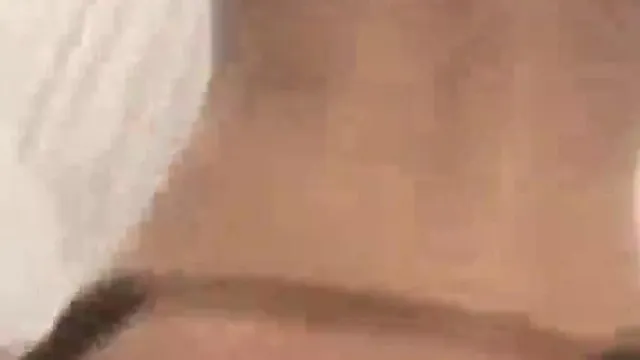 Les fesses de la déesse du fitness se balancent par derrière et elle est tellement sexy sans préservatif