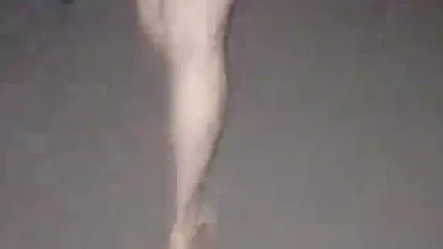 Louchuluolita original anda nua com um vibrador no parque à noite