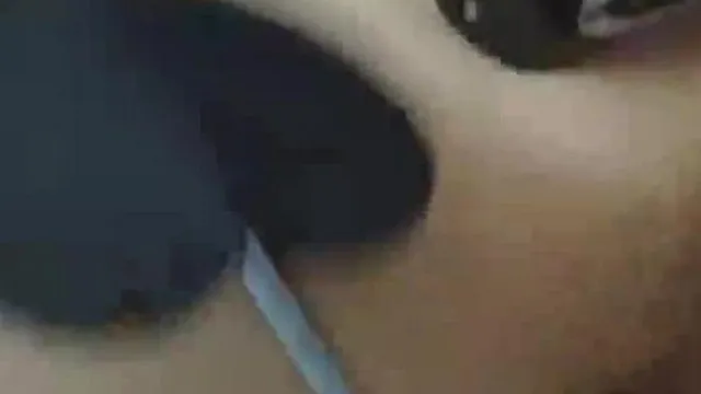 A linda garota com quem namorei do vizinho WeChat foi a uma sex shop e comprou um chicote sexual e um vibrador para servi-la.