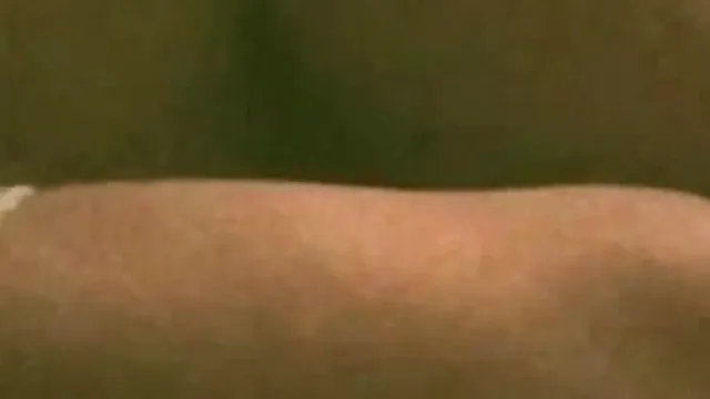 La bouche de la sœur de la jeune femme est tellement douée pour sucer ! !