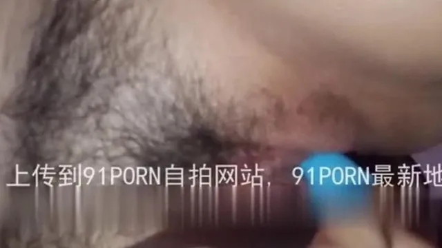 Putinha se masturba com a caneta do irmão