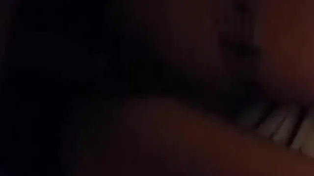 边讲电话边趴趴，妹子忍不住喘气…
