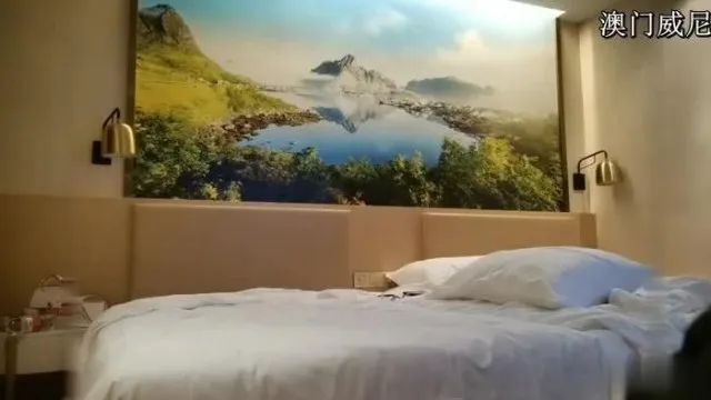 老哥找了个苗条妹子在线啪啪~服务不错推背按摩舔遍全身~大力猛操后入非常诱人!!