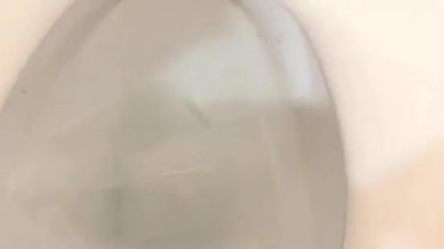 Une beauté aux gros seins fait un show en direct, se frottant passionnément les seins, insérant sa chatte et se masturbant, c'est très obscène.