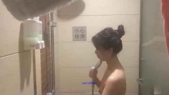 偷拍妹妹洗澡!!原来摄相头早就装在浴室里了!!