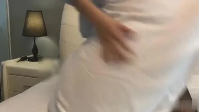 Loli aux bas noirs ne veut pas utiliser ses mains, alors elle doit jouer avec ta bite avec ses pieds ~