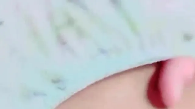 美乳娘自摸~想玩吗~我等你唷?