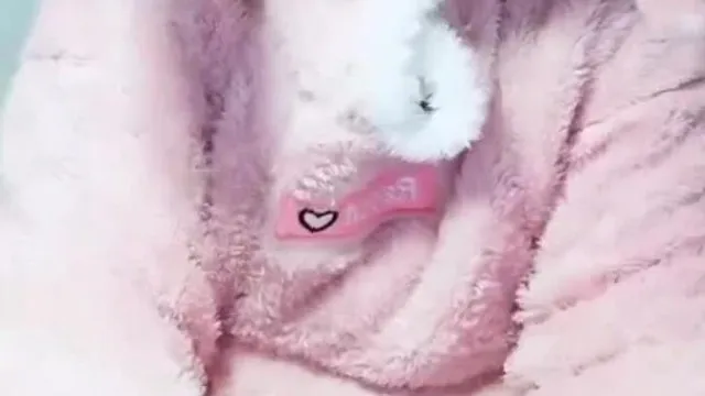 冷气开很强~妹妹只好穿着可爱毛衣玩穴穴~