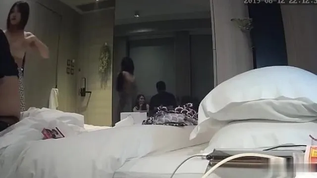 出手阔绰的中年老哥 酒店一次约操三位卖淫外围!!原来摄像头早就架好了!!