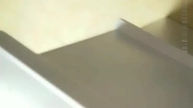 Une femme mature aux cheveux courts travaille à temps partiel pour sortir se faire masser et tourne secrètement des scènes de sexe, juste pour que plus de frères puissent rejoindre cette diffusion sexuelle en direct !!