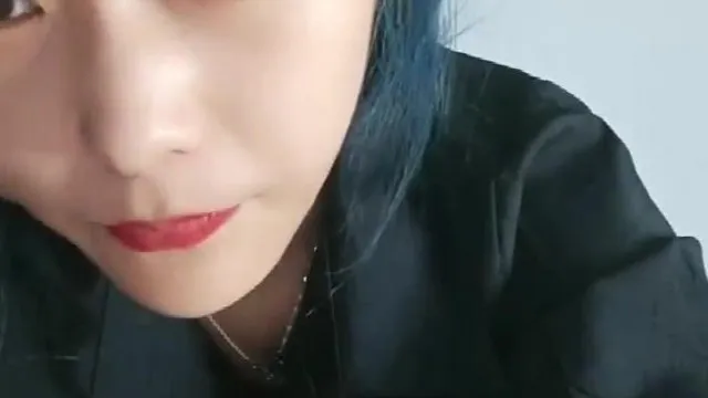 漂亮美女主播爱夜自慰大秀震动棒插穴还向狼友介绍她的炮机很是淫荡