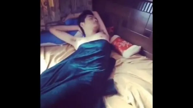 La romance de club d'une fille senior et junior de l'Université d'économie et de commerce de Shanghai a été divulguée ~ Discuter est très sexy, mais faire l'amour est encore plus sexy ~