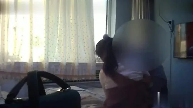 大神牛奶哥经典作品约见纯情矜持女网友妹子开始有点装纯半推半就强行扒裤子给草了对白是亮点