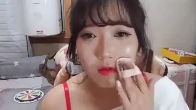 [韩国] 玩手机玩一玩汗流浃背~只好把奶奶露出来透透气~
