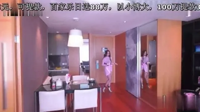 La diosa Xiaohui se lava las manos y prepara sopa. Pone su cuerpo sobre una tabla de cortar y presiona sus pechos sobre envoltorios de bola de masa. ¿Qué quieren comer los invitados esta noche?