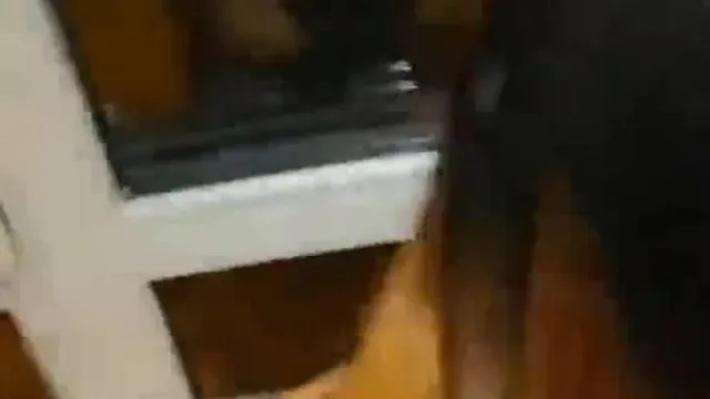 Diálogo con acento nororiental, una hermana rica y vacía se registra en una habitación de hotel, se ducha, seduce al camarero que viene a entregar vino y tiene sexo apasionado mientras contempla la vista nocturna a través del ventanal.