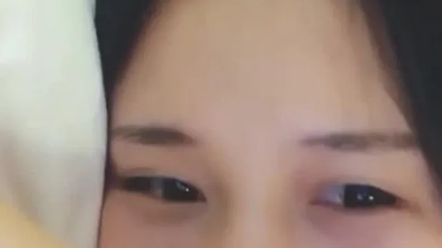 长得像女星莫蔚的绿播大美女云朵被家境不错的粉丝帅哥重金约炮到酒店开房啪啪