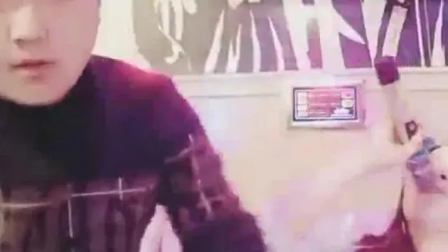 老铁小胖去KTV一边唱歌一边和坐台小姐啪啪 这样的人生美滋滋的虽然歌唱得不咋地