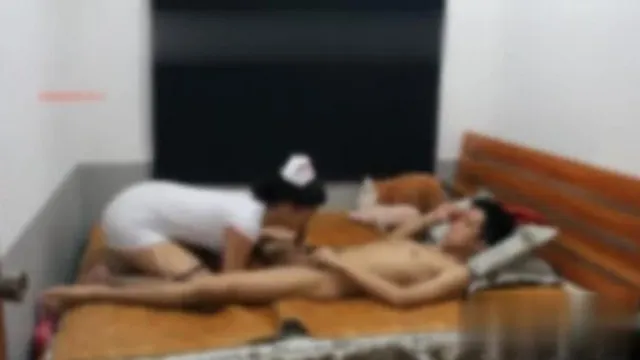 某地漂亮美女模特出名前与男友演绎护士故意挑逗病人后被疯狂爆操,双镜头自拍视频流出 国语