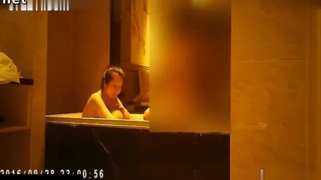 出轨骚妻二话不说按倒床上快速输出射完一起洗澡浴缸内又干一炮