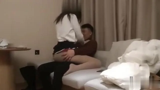 Os pássaros estão voando pelo céu. Na segunda cena, marquei um encontro com uma jovem bonita. Ela recebeu um boquete de um pau grande, gozou sem camisinha e fodeu com força.