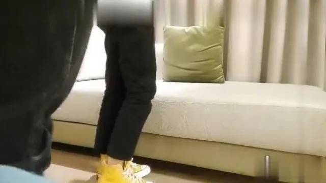 Frère Tanhua a pris rendez-vous avec une jolie fille portant une chemise. Ils ont joué avec elle sur le canapé, ont pris une douche, sont montés dessus, se sont poussés et ont baisé fort.