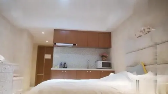 渣导小徒眼镜小哥探花约了个会一字马妹子 穿上连体网袜调情大力猛操 很是诱惑喜欢不要错过