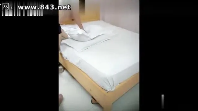 猥琐中年大叔越南找了个小姐姐泄泻火 洗完澡口交后入多种姿势爆操