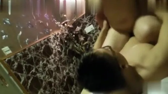 O jovem chefe rico de óculos parece estar experimentando pela primeira vez o serviço completo de uma técnica em um clube de sauna, deixando você saber o que é um grande moinho de vento.