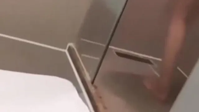 O professor e a nora de sua ex-aluna estavam transmitindo ao vivo em seus celulares quando se registraram em um quarto de hotel. O pau comprido fez a vagabunda gritar e os gemidos pareciam um pouco falsos.