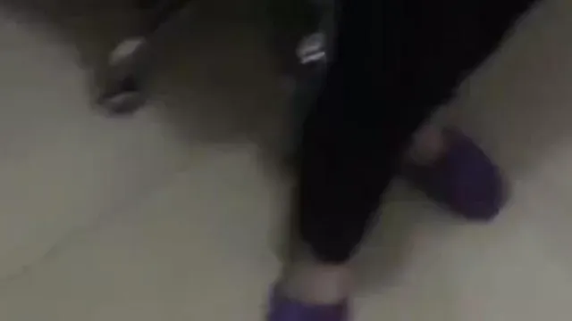 Una joven sexy y bella que no ha tenido relaciones sexuales desde hace mucho tiempo aprovecha el viaje de negocios de su marido para seducir a un chico de Meituan que viene a menudo a repartir comida.