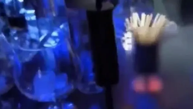 高颜值性感女神美女和几个好友一起酒吧聚会玩游戏输了被好友惩罚带到洗手间激情啪啪