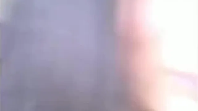 网友撩妹妹子很谨慎脱之前先探出窗看看对面是否有偷窥的