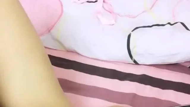 MIMI仓老师一边被草手里一边还拿着手机和粉友们互动
