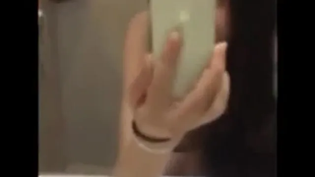 超淫​​蕩的騷女浴室與男友打砲 各種淫蕩話語說不停