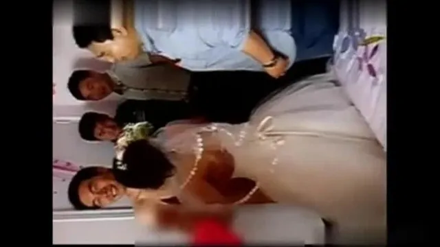 En una vulgar ceremonia nupcial, se pidió a los recién casados ​​que se quitaran la ropa y se sometieran a un chequeo corporal en el acto. La novia no estaba dispuesta a hacerlo.