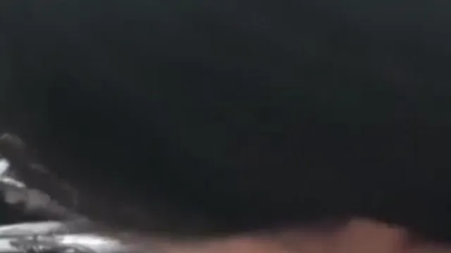 西装哥开车接女朋友下班 这女友也真饥渴大白天的让男友把车停在路边车震高清无水印