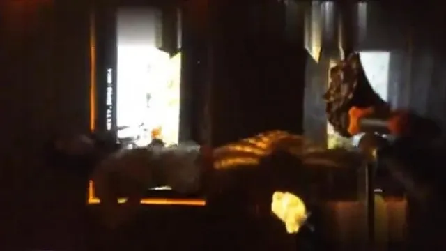Vários homens na KTV foderam a princesa sexy e alta que solicitava músicas. A colega até olhou para trás por um tempo enquanto ela cantava.