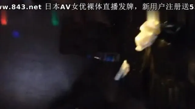 淫乱KTV三男一女在包房一边唱K一边啪啪