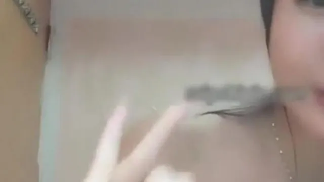 週末擼管推薦禮物走走氣質宅男女神有驚喜看著女神濕潤的逼逼下面好硬啊