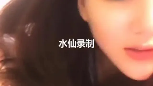 某APP直播平台大奶子露脸美女极品馒头逼感觉好紧清晰精彩对白