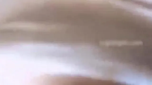 颜值不错的婴儿肥女大学生在宿舍玩直播一双大奶子下面扣两下就出分泌物这算不算提前创业