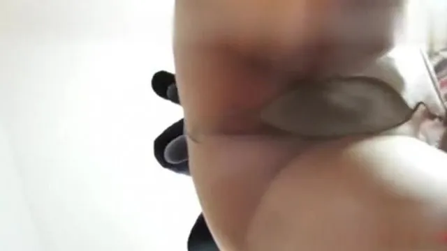 Un hombre espectacular se hace pasar por un cazatalentos para engañar a una nueva tetona y hacerle lucir sus sexys medias negras y su precioso coño