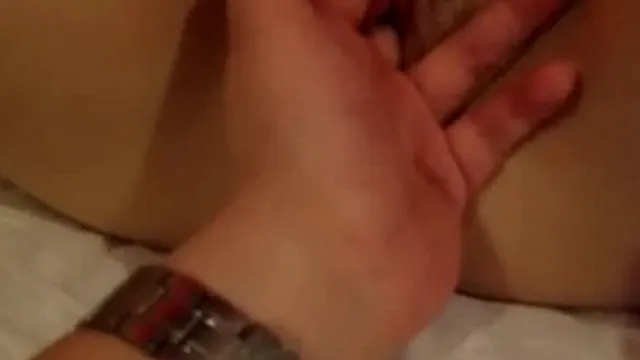 把骚穴扣得水漫金山再疯狂抽插