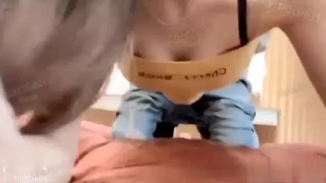 酒店叫了一个极品牛仔裤美女直接干到他爽翻天