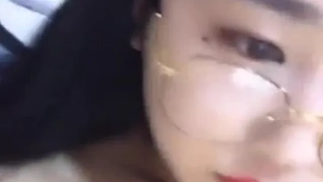 Otaku masturbation bien-être, présentateur aux gros seins de célébrité sur Internet, Brother Snake, porte des lunettes à monture dorée et est assez cultivé. Après s'être coupé les poils de la chatte, elle se masturbe et gicle dans la salle de bain.