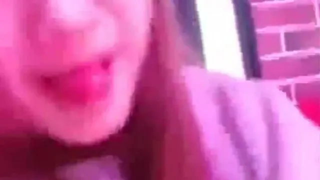 KTV专业户清纯美女一边K歌一边被干