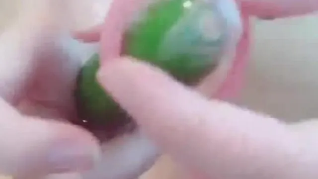 清纯美女主播现场直播全裸黄瓜插穴自慰大秀