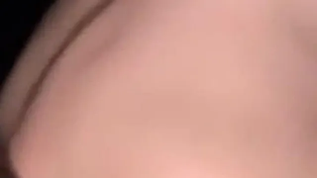 Une femme très salope s'est exposée audacieusement dans la rue en jouant avec une voiture et a exposé tout son visage, léché de bas en haut et a fait une pipe au dragon venimeux qui n'arrêtait pas de gémir.